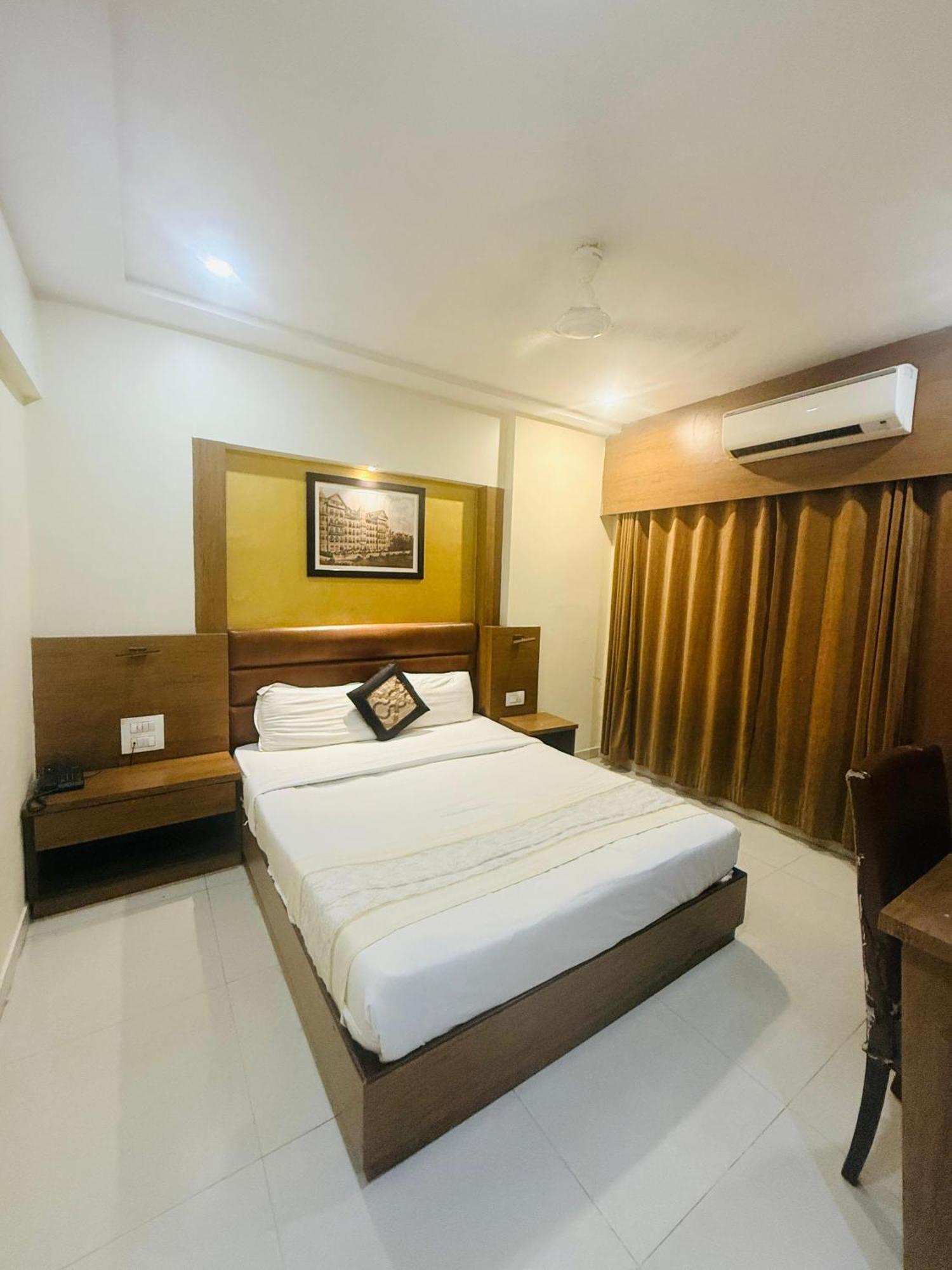 Hotel Crystal Luxury Inn- Bandra Mumbai Exterior foto