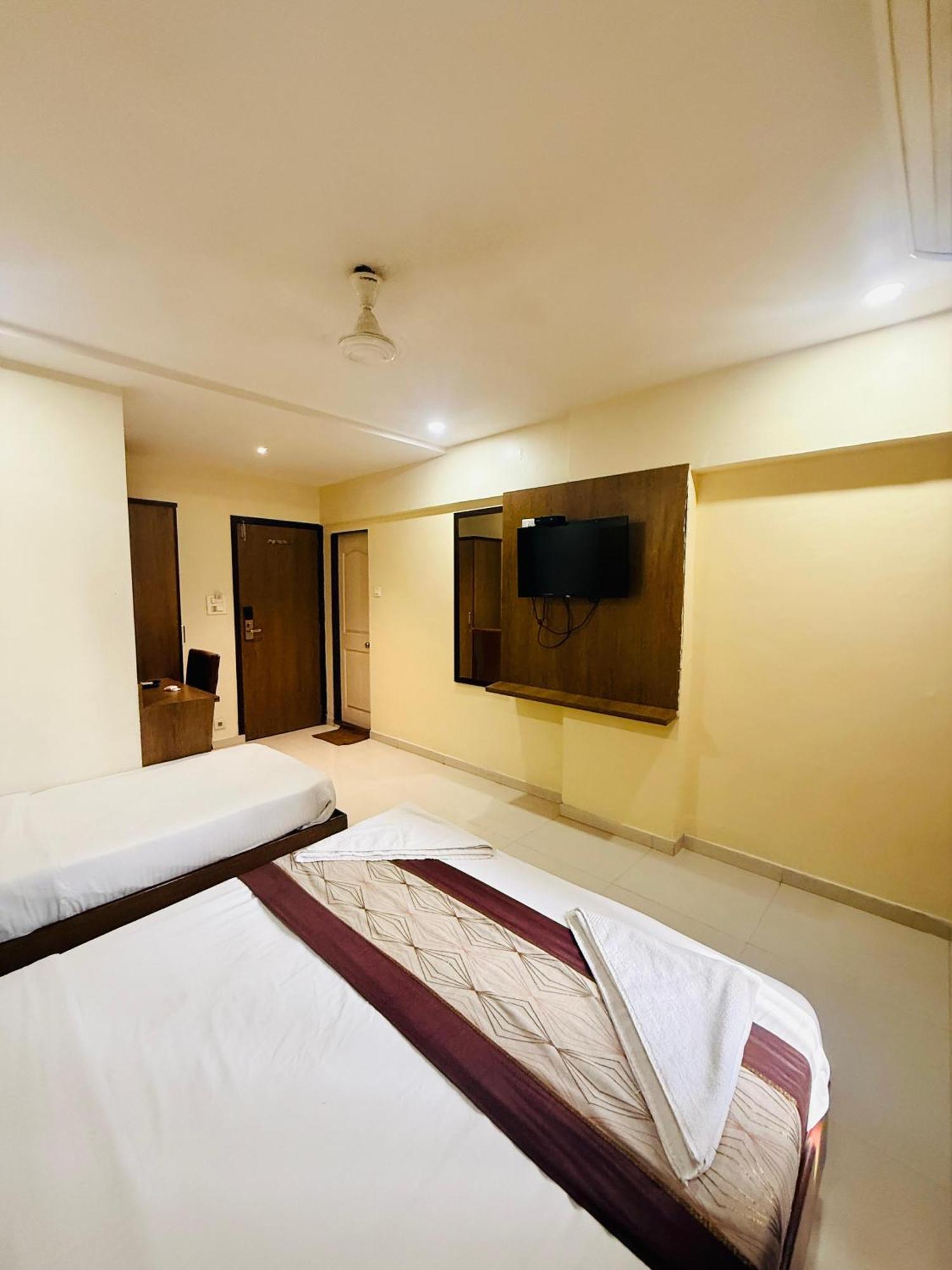 Hotel Crystal Luxury Inn- Bandra Mumbai Exterior foto