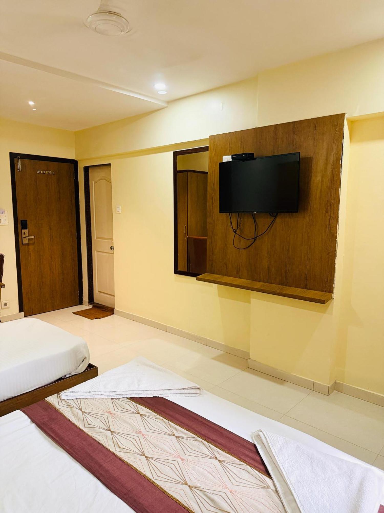 Hotel Crystal Luxury Inn- Bandra Mumbai Exterior foto
