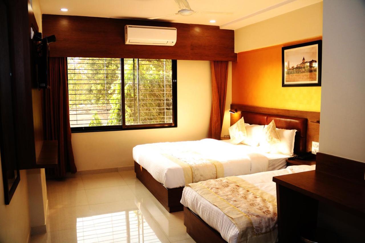 Hotel Crystal Luxury Inn- Bandra Mumbai Exterior foto